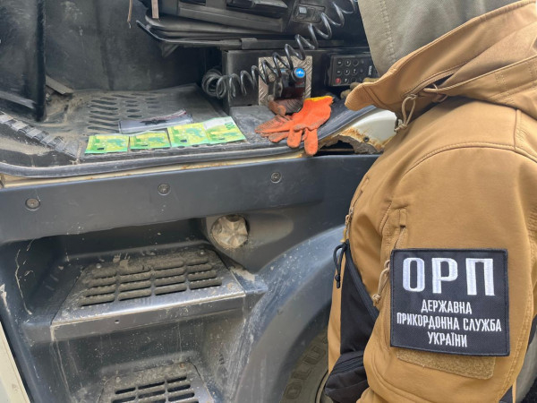 Чоловік із Криворізького району намагався втекти з України, заховавшись у вантажівці2