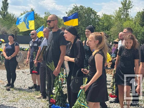 Гіркі сльози та останні квіти: у Кривому Розі відтепер спочиває Герой Сергій Гаїна4