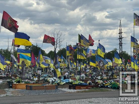 Гіркі сльози та останні квіти: у Кривому Розі відтепер спочиває Герой Сергій Гаїна5