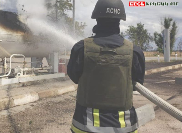Рятувальник гасить пожежу на АЗС після ворожої атаки Дніпропетровщини