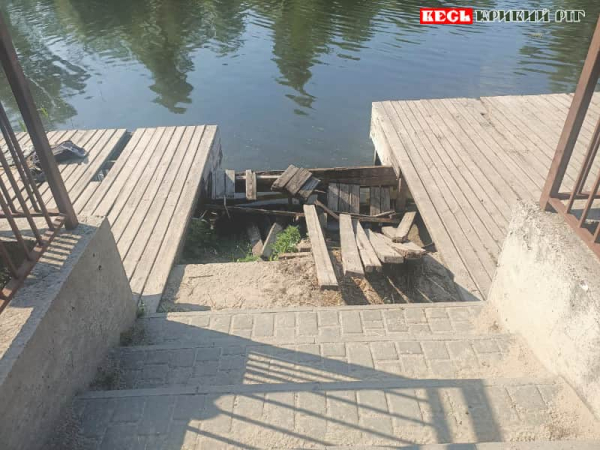 Стан пірсу на пляжі в парку Мершавцева в Кривому Розі