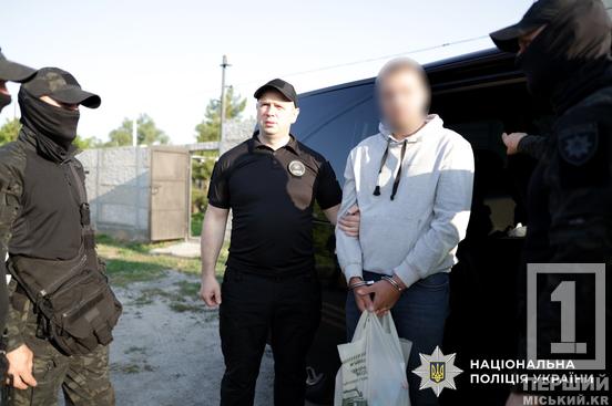 Конспірація високого рівня, величезні суми грошей, зброя: родина з Дніпропетровщини організувала собі заробіток на фальшивих документах6