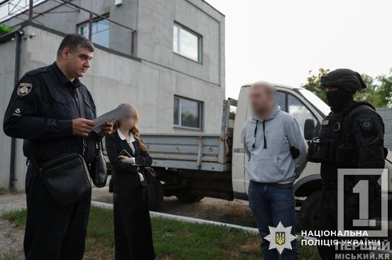 Конспірація високого рівня, величезні суми грошей, зброя: родина з Дніпропетровщини організувала собі заробіток на фальшивих документах4