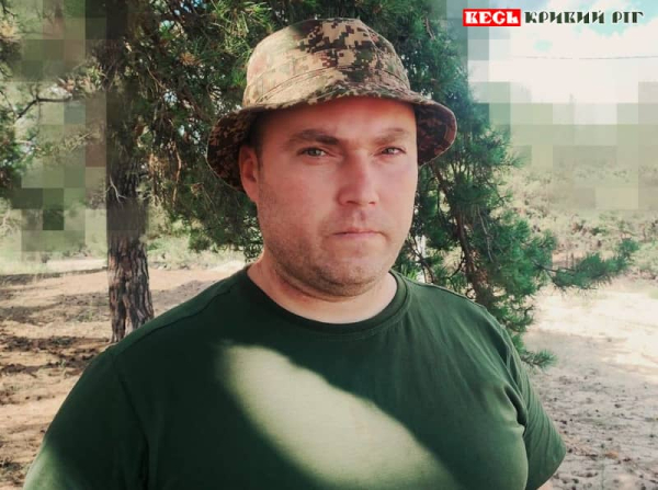 Отримав поранення та продовжує службу на протезі: історія криворізького нацгвардійця Дмитра від пабліку «Військова частина 3011 Національної гвардії України»  Проходчик із криворізької шахти став оборонцем Донеччини - після важкого поранення та часткової ампутації повернувся в стрій. Бо вірить: коли ти потрібен — немає причин зупинятись.   «Раніше досвіду військової служби не було, а потім якось зав'язалося, втягнувся. Попав на Донеччину у 2022-му році. Був старшим на позиції в полях, в районі населеного пункту Новомихайлівка. Тримали оборону, потужно тримали - по-іншому ніяк. Або ти, або тебе», - пригадує Дмитро.  Під час ротації отримав поранення - поряд з нацгвардійцем влучив танковий снаряд. Тоді, за словами чоловіка, росіяни готували масований штурм, присвячений до 9 травня.  «Обстрілювали з усього. І авіація, і міни, і танки, і піхота, і КАБ-ми, і балістикою. Вирви були такі, що можна було сховати важку техніку», - пригадує гвардієць.   «Не встиг буквально пару секунд залізти в окоп. Розірвало снаряд і осколком перебило ногу. Перетягнувся, живий», - жартує Дмитро.  Пораненого його евакуйовували до Курахового - там судинний хірург врятував йому ногу.   Після тривалого лікування та реабілітації Дмитро сьогодні продовжує службу у лавах бригади - вже з протезом. Він втратив нижню частину правої гомілки та отримав шанс повноцінно виконувати бойові завдання.  «Найголовніше - не потрібно опускати руки. Знайти свою нішу, розвиватися і просто йти вперед. Життя продовжується. Я для себе розумів, що я потрібен тут. Поки я можу ходити, щось робити - буду служити», - відзначає Дмитро.  ДАЙДЖЕСТ, спеціально для рубрики Новини Кривого Рогу сайту Весь Кривий Ріг