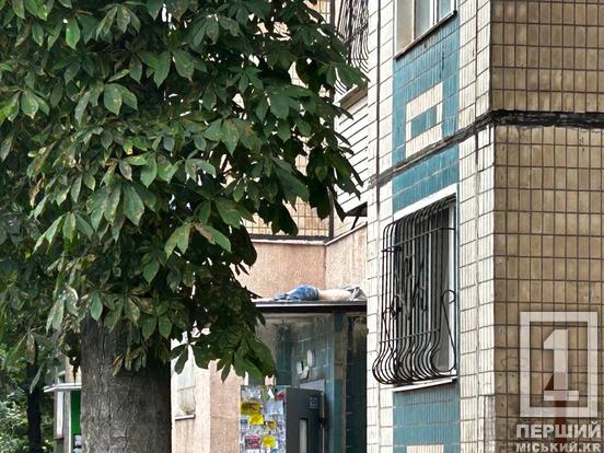 Лежав на даху входу до під’їзду: на Вечірньому знайшли тіло чоловіка3