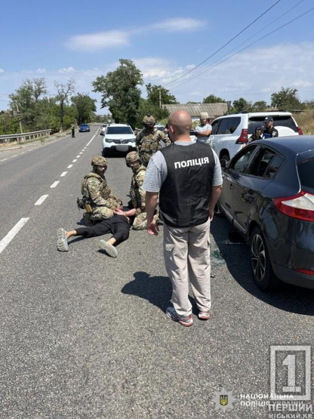 Мали наркотиків майже на мільйон гривень: троє чоловіків з Дніпропетровщини налагодили заробіток на дурмані3