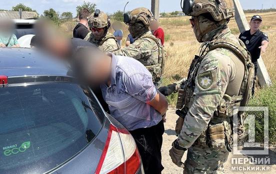 Мали наркотиків майже на мільйон гривень: троє чоловіків з Дніпропетровщини налагодили заробіток на дурмані