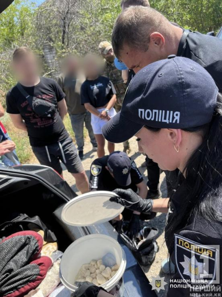 Мали наркотиків майже на мільйон гривень: троє чоловіків з Дніпропетровщини налагодили заробіток на дурмані5