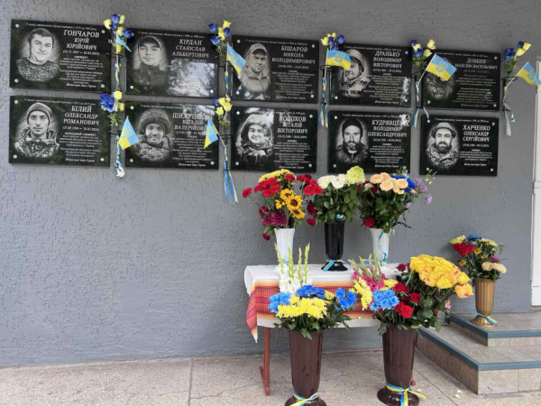 Меморіальні дошки на честь Героїв: криворізька гімназія вшанувала своїх трьох випускників5