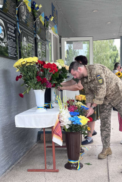 Меморіальні дошки на честь Героїв: криворізька гімназія вшанувала своїх трьох випускників3