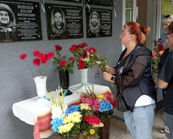 Меморіальні дошки на честь Героїв: криворізька гімназія вшанувала своїх трьох випускників1