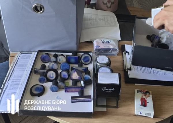 На Дніпропетровщині посадовець регіонального ВЛК та колишня медсестра за хабарі підробляли документи чоловікам для ухилення від служби2