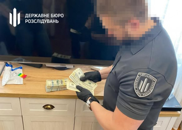 На Дніпропетровщині посадовець регіонального ВЛК та колишня медсестра за хабарі підробляли документи чоловікам для ухилення від служби1