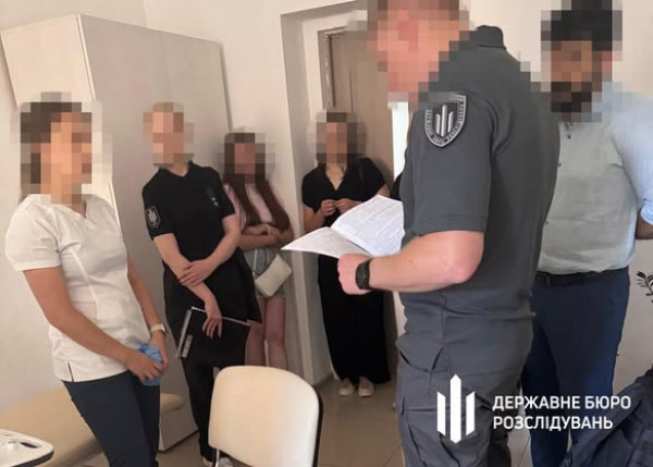 На Дніпропетровщині посадовець регіонального ВЛК та колишня медсестра за хабарі підробляли документи чоловікам для ухилення від служби0