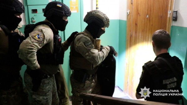 На Дніпропетровщині правоохоронці запобігли замовному вбивству свідків серії резонансних злочинів і викрили спробу підкупу поліцейських на мільйон доларів0