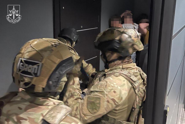 На Дніпропетровщині викрили шахрайське угрупування, яке видурювало у людей гроші під виглядом псевдо-брокерських кол-центрів3