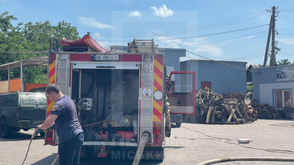 На проспекті Поштовий зайнялася пожежа в автосервісі: було дуже димно  0