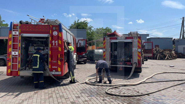На проспекті Поштовий зайнялася пожежа в автосервісі: було дуже димно  1
