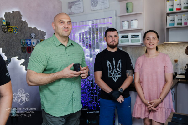 Напої для оборонців безкоштовні, а готує їх ветеран: у Дніпрі відкрили соціальну кав’ярню1