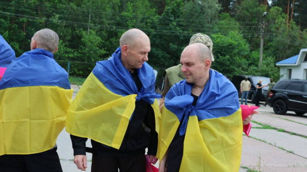 Наші герої вдома: з російського полону звільнено українських військових і цивільних3