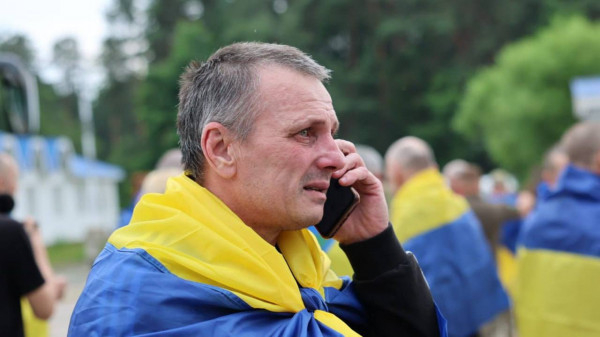 Наші герої вдома: з російського полону звільнено українських військових і цивільних1