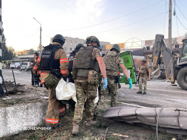 Наслідки ворожого удару по Донеччині: щонайменше 2 загиблих і 27 поранених4