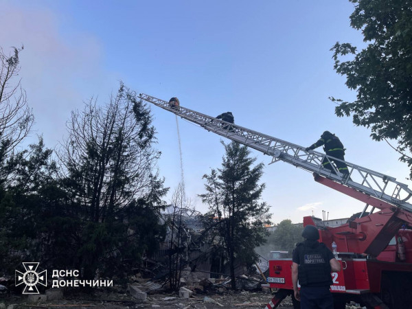Наслідки ворожого удару по Донеччині: щонайменше 2 загиблих і 27 поранених2