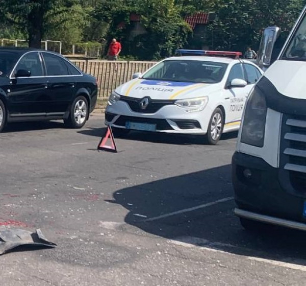 Не дотримався дистанції: на вулиці  Володимира Великого ВАЗ врізався у Mercedes1