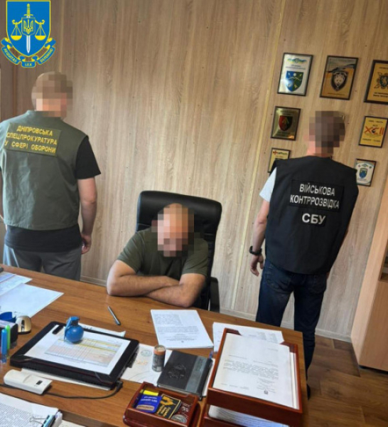 Незаконні виплати військовослужбовцю: на Дніпропетровщині начальнику штабу  та його підлеглому повідомлено про підозру0