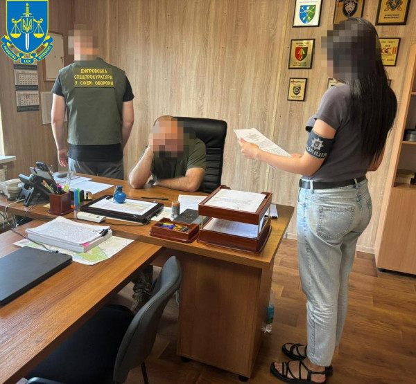 Незаконні виплати військовослужбовцю: на Дніпропетровщині начальнику штабу  та його підлеглому повідомлено про підозру1