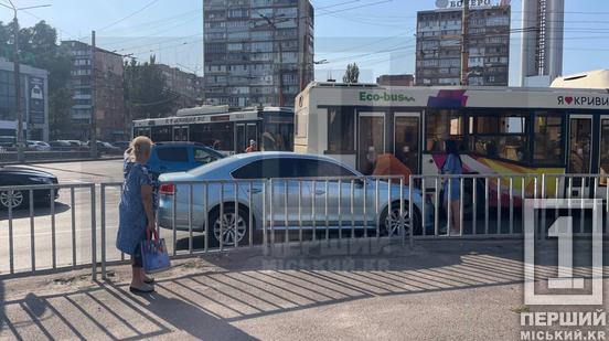 Окомір підвів: на 95-му кварталі притерлися маршрутний автобус та легковик2