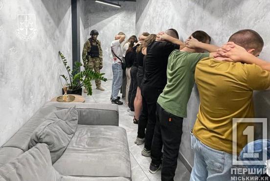 Посвідчення фсб росії, тачка з РЕБом, купа грошей: на Дніпропетровщині викрили велику «сітку» офісників7