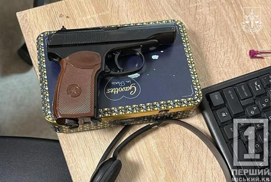 Посвідчення фсб росії, тачка з РЕБом, купа грошей: на Дніпропетровщині викрили велику «сітку» офісників4