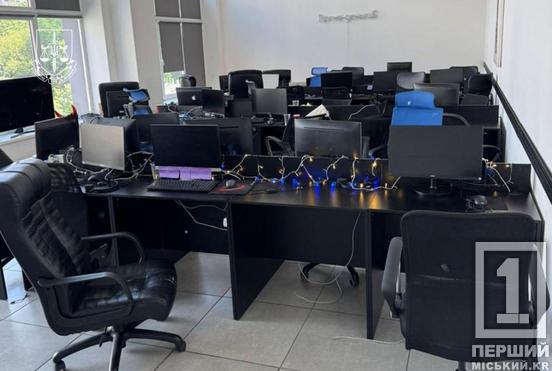 Посвідчення фсб росії, тачка з РЕБом, купа грошей: на Дніпропетровщині викрили велику «сітку» офісників5