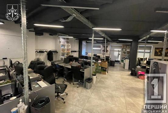 Посвідчення фсб росії, тачка з РЕБом, купа грошей: на Дніпропетровщині викрили велику «сітку» офісників3
