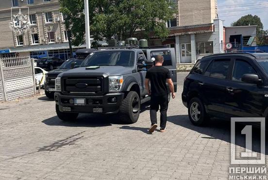 Посвідчення фсб росії, тачка з РЕБом, купа грошей: на Дніпропетровщині викрили велику «сітку» офісників2