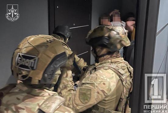Посвідчення фсб росії, тачка з РЕБом, купа грошей: на Дніпропетровщині викрили велику «сітку» офісників1