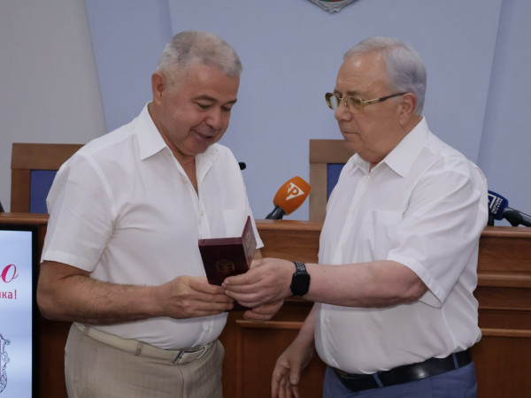 Професіонали з великим серцем. Юрій Вілкул привітав медичних працівників з професійним святом4