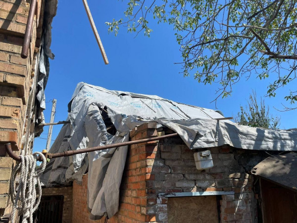 Протягом вчорашнього дня російські війська не припиняли обстрілювати Нікопольський і Синельниківський райони: поранено людину, пошкоджено інфраструктуру й житло5