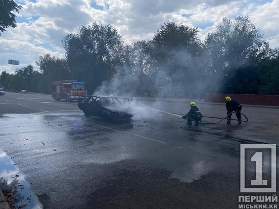 Раптове полум’я посеред дороги: у Кривому Розі згоріла Славута2