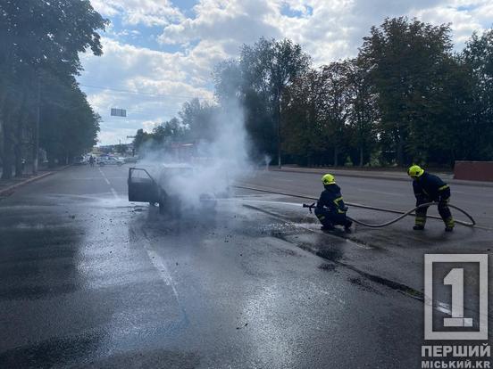 Раптове полум’я посеред дороги: у Кривому Розі згоріла Славута1