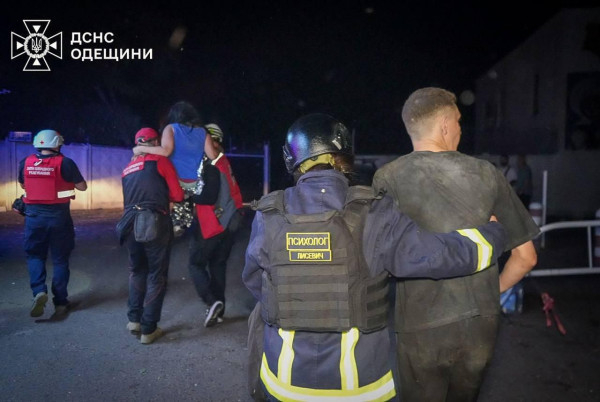Російські війська вдарили по багатоповерхівці в Одесі: є загибла1