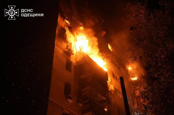 Російські війська вдарили по багатоповерхівці в Одесі: є загибла0