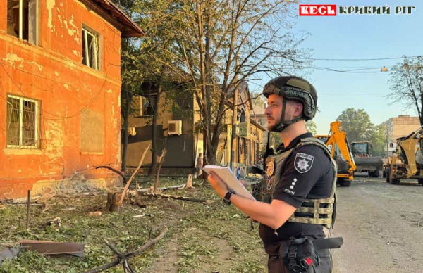 Правоохоронець фіксує наслідки шахедного удару по готелю Україночка в Кривому Розі