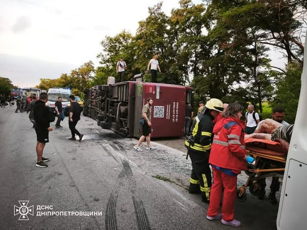 Сьогодні вранці на трасі Дніпропетровщини перекинувся пасажирський автобус, загинула одна людина, шістьох пасажирів рятувальники деблокували з салону0