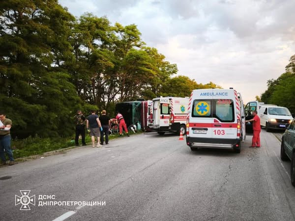 Сьогодні вранці на трасі Дніпропетровщини перекинувся пасажирський автобус, загинула одна людина, шістьох пасажирів рятувальники деблокували з салону2