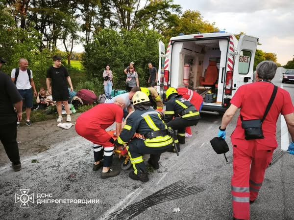 Сьогодні вранці на трасі Дніпропетровщини перекинувся пасажирський автобус, загинула одна людина, шістьох пасажирів рятувальники деблокували з салону1
