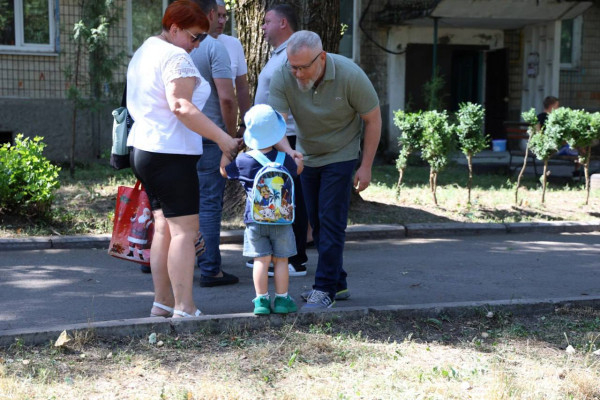 Теплий під’їзд. У 2025 році за підтримки міста у  199 «п’ятиповерхівках»  замінять вікна у під’їздах.  Це 3 600 вікон3