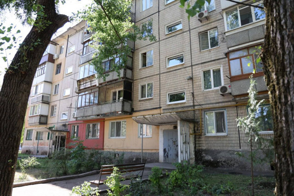 Теплий під’їзд. У 2025 році за підтримки міста у  199 «п’ятиповерхівках»  замінять вікна у під’їздах.  Це 3 600 вікон4