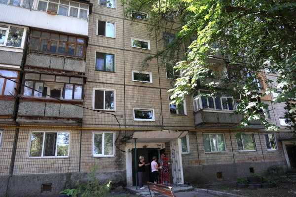 Теплий під’їзд. У 2025 році за підтримки міста у  199 «п’ятиповерхівках»  замінять вікна у під’їздах.  Це 3 600 вікон0